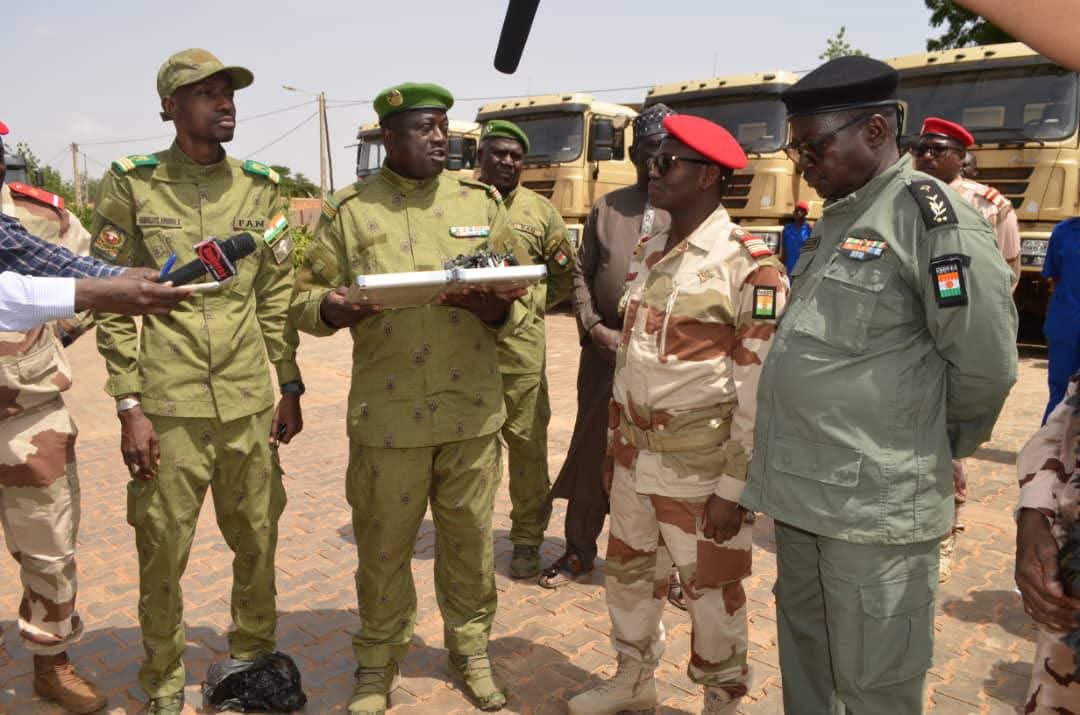 Le Niger dote la garde nationale de 24 camions flambants neufs.