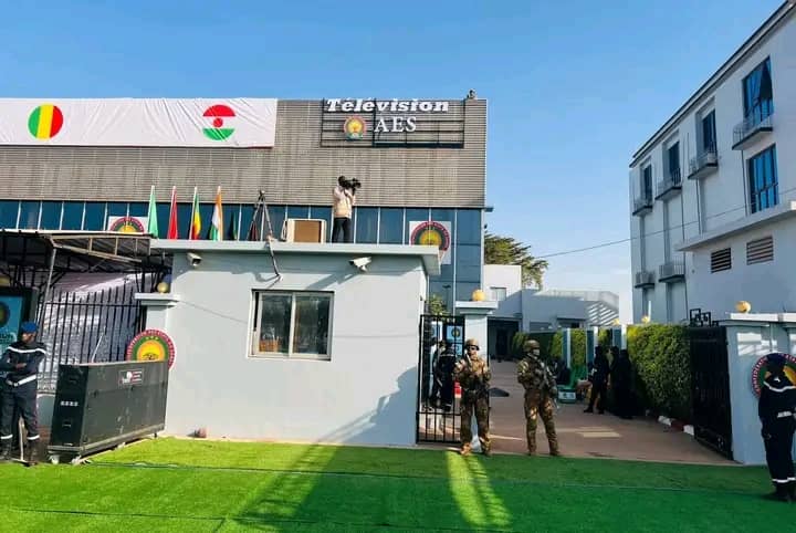 Lancement de la chaîne de télévision de l'AES : Une défense stratégique face aux guerres médiatiques